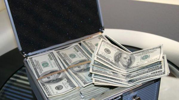 Багаті росіяни завезли $12 млрд готівкою перед вторгненням російської армії в Україну